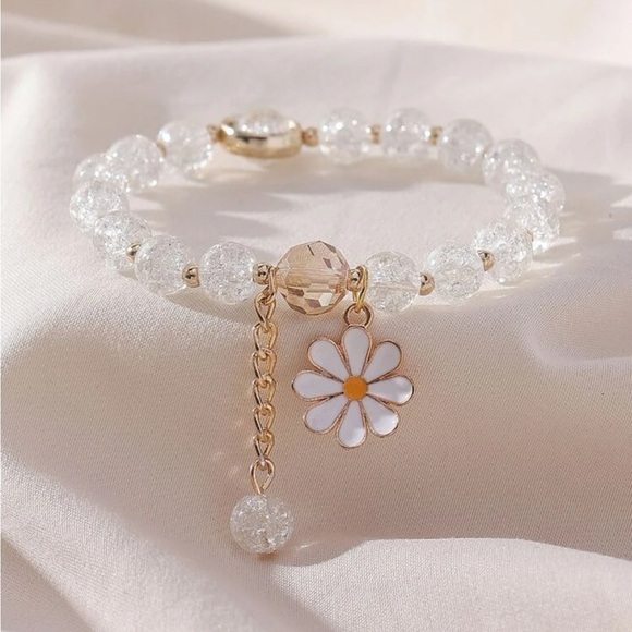 Jewelry - ⚠️Clearance White And Gold Flower Charm Beaded Bracelet